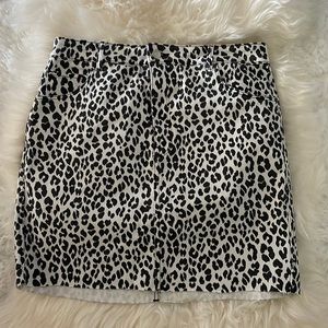 Animal print stretch mini skirt.